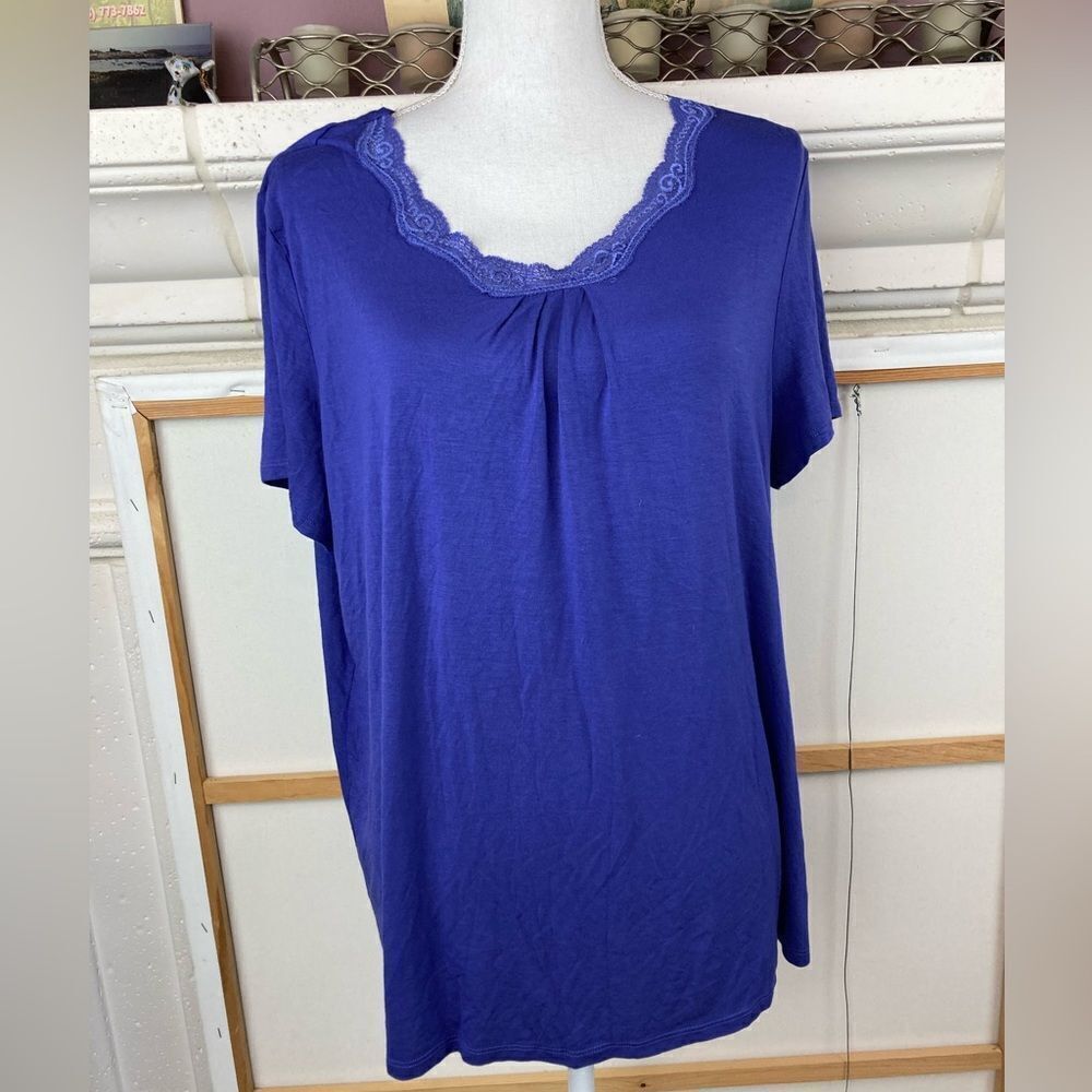Ambrielle NWT stretch w/ short flutter sleeve lace trim “keeps you cool”